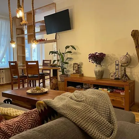 Spacious 4br/2ba Next To Park Riga