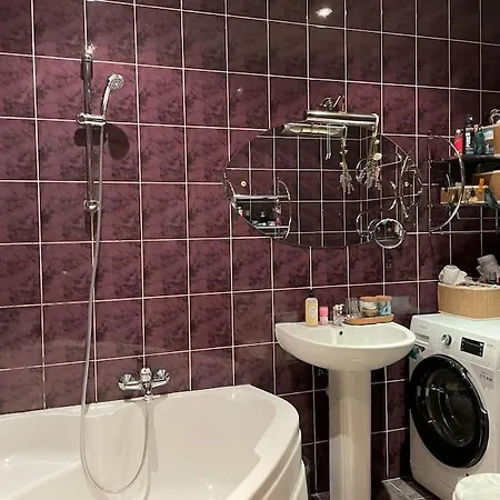 Spacious 4br/2ba Next To Park Riga
